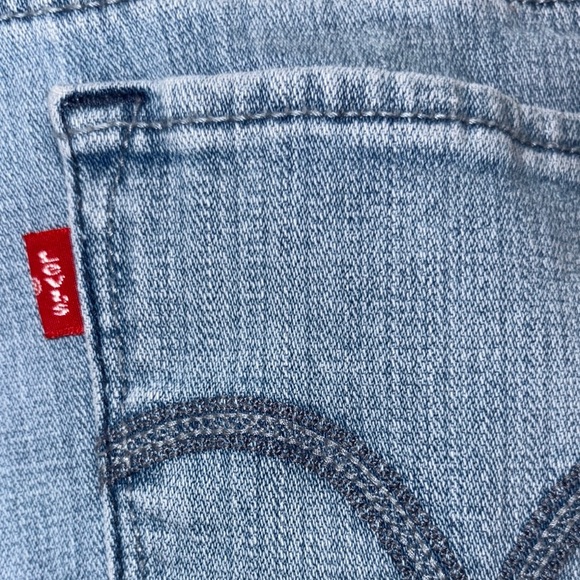 Gently Loved Classic Blue Women's Capri Jeans by Levi’s 515 - Picture 9 of 14